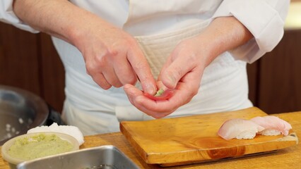 寿司を握る料理人の手元