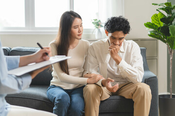 Obraz premium Spouses relationship consultant concept, Close-up hands of psychologist holding pen and note during therapy talk session for married couple that mental health breakdown and relationship problems.