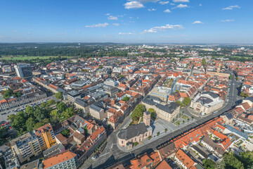 Fototapeta premium Spätsommerlicher Ausblick auf die mittelfränkische Großstadt Fürth rund um den Stadtpark