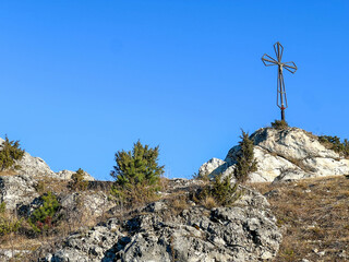 Fototapeta premium Cross on the summit of the Jurassic 
