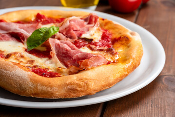 Pizza con prosciutto cotto, cibo italiano 