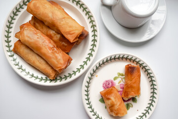 Fried spring rolls or Popiah Goreng, crispy fried spring roll filled with vegetables, meat or prawns, offering a crunchy delight. Usually served for breakfast or afternoon tea.
