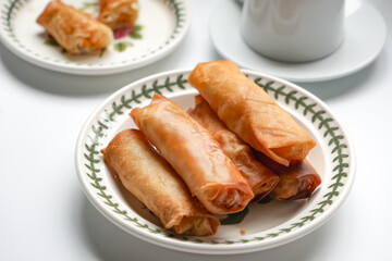 Fried spring rolls or Popiah Goreng, crispy fried spring roll filled with vegetables, meat or prawns, offering a crunchy delight. Usually served for breakfast or afternoon tea.