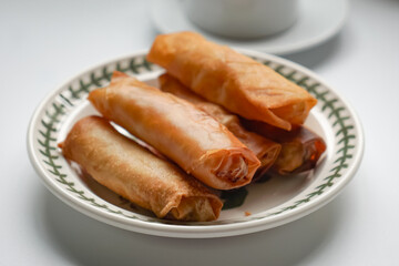 Fried spring rolls or Popiah Goreng, crispy fried spring roll filled with vegetables, meat or prawns, offering a crunchy delight. Usually served for breakfast or afternoon tea.