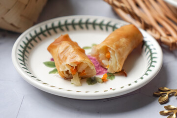 Fried spring rolls or Popiah Goreng, crispy fried spring roll filled with vegetables, meat or prawns, offering a crunchy delight. Usually served for breakfast or afternoon tea.