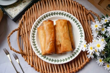 Fried spring rolls or Popiah Goreng, crispy fried spring roll filled with vegetables, meat or prawns, offering a crunchy delight. Usually served for breakfast or afternoon tea.