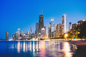 Obraz premium Cityscape of Chicago by night taken from the beach pier