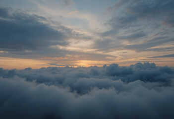 Obraz premium The sky is filled with clouds and the sun is setting