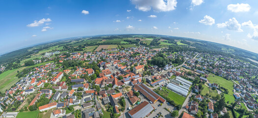 Die Marktgemeinde Siegenburg im niederbayerischen Kreis Kelheim von oben