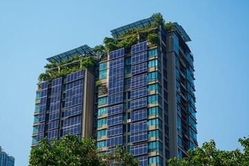 Fototapeta premium A high rise building with rooftop solar panels, highlighting sustainable urban living