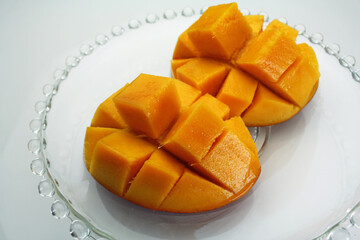 カットしたマンゴー