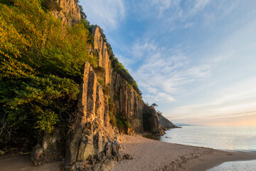 The lava columns in Bartın were formed as a result of the cooling and crystallization of lava flowing from volcanoes 80 million years ago. It is found throughout the world in Northern Ireland, Scotlan