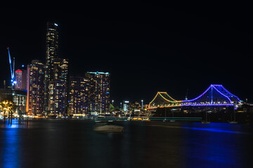 Obraz premium Brisbanes Vibrant Sunset and Nighttime Cityscape