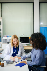 Obraz premium Professional healthcare scene featuring a doctor performing a patient checkup in a clinical setting