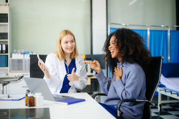 Naklejka premium Professional healthcare scene featuring a doctor performing a patient checkup in a clinical setting