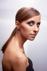 Obraz premium Portrait of a Woman With Elegant Makeup and Stylish Hairstyle..