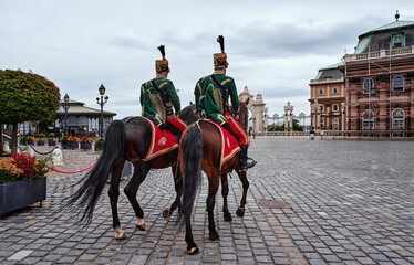 Budapest, Hungría Mira El Castillo De Buda, Two guardians on horseback wearing vibrant traditional...