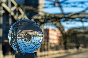 Die Münchner Hackerbrücke im Lensball