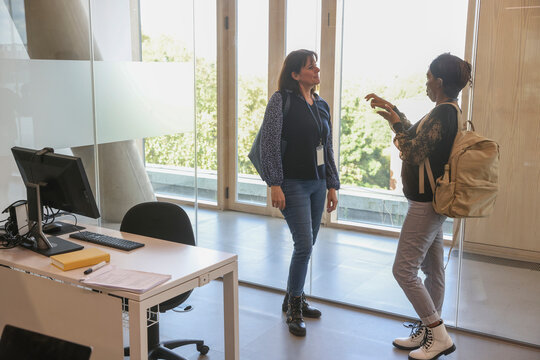 Coworkers�using sign language in office