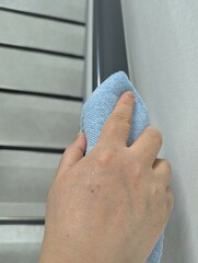 階段の手すり拭き