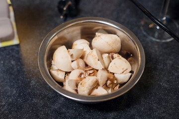 champignon mushrooms slicing