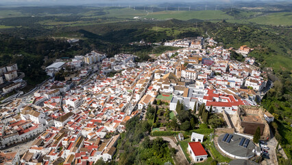 Vista aérea del municipio de Alcalá de los Gazules en el parque natural de los alcornocales, Andalucía