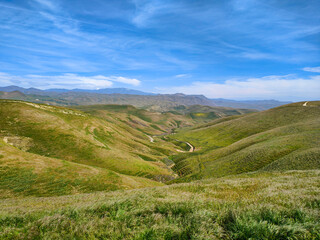Naklejka premium Idyllic valley and rolling hills landscape. Tehachapi mountains near Bakersfield, California, USA