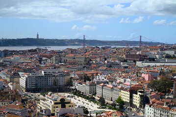 Vue générale de Lisbonne avec le pont du 25 Avril et le Tage au second plan