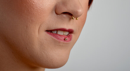 Naklejka premium piercing, lippenpiercing, nasenpiercing, gepierced, frau, gesicht, lippen, schönheit, haut, mund, close up, lippenstift, close up, gestalten, make-up, glamour, make-up, lächeln, nase, leitbild, gebis