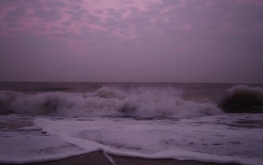 Fototapeta premium Dramatic Ocean Waves Crashing on Shore at Dusk