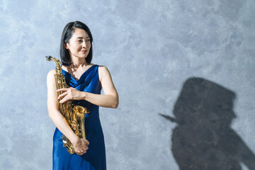 サックスを持つミドルエイジ女性