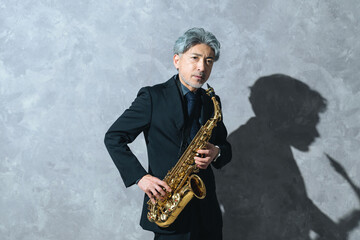 Naklejka premium サックスを演奏するミドルエイジ男性