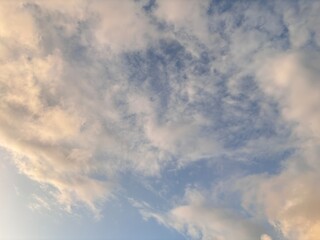 Obraz premium Beautiful sky with natural gradations. Thick clouds in the dusk sky on a winter night. Image of a cloudy sky in the afternoon. View of the night sky with golden light from the evening sun