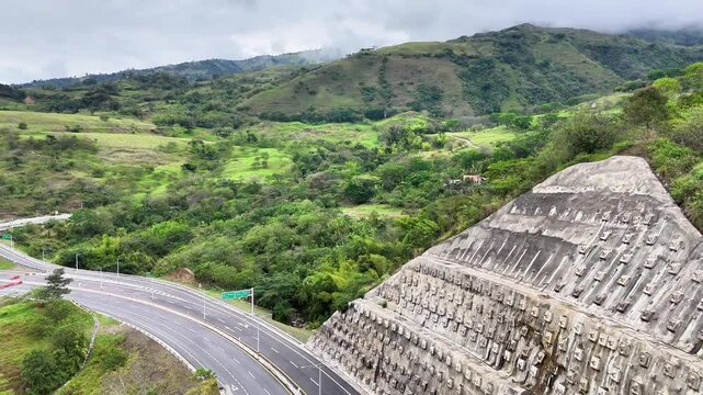 Video a&eacute;reo realizado con drone sobre la nueva v&iacute;a que pertenece a la "Conexi&oacute;n Pac&iacute;fico 1" unidad Funcional 2 en  las zonas rurales de los municipios de Amag&aacute; y Titirib&iacute;, Antioquia, Colombia.
