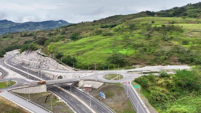 Video a&eacute;reo realizado con drone sobre la nueva v&iacute;a que pertenece a la "Conexi&oacute;n Pac&iacute;fico 1" unidad Funcional 2 en  las zonas rurales de los municipios de Amag&aacute; y Titirib&iacute;, Antioquia, Colombia.
