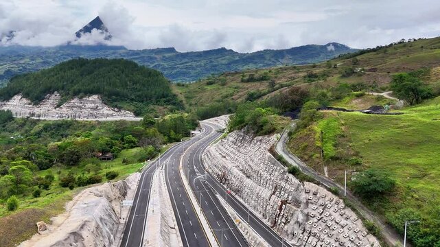 Video a&eacute;reo realizado con drone sobre la nueva v&iacute;a que pertenece a la "Conexi&oacute;n Pac&iacute;fico 1" unidad Funcional 2 en  las zonas rurales de los municipios de Amag&aacute; y Titirib&iacute;, Antioquia, Colombia.
