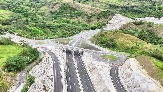 Video a&eacute;reo realizado con drone sobre la nueva v&iacute;a que pertenece a la "Conexi&oacute;n Pac&iacute;fico 1" unidad Funcional 2 en  las zonas rurales de los municipios de Amag&aacute; y Titirib&iacute;, Antioquia, Colombia.
