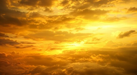 Obraz premium Golden Hour: A Celestial Symphony of Clouds and Sunlight