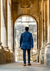 Naklejka premium man walking in the city