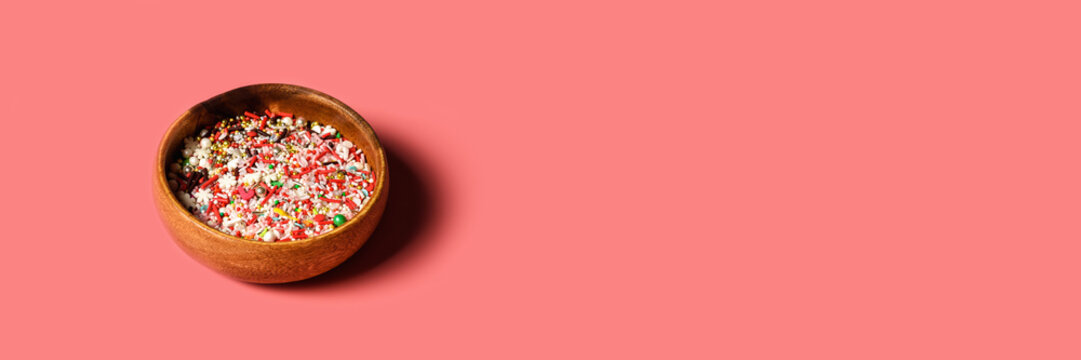Sprinking from sweets in wooden dishes.