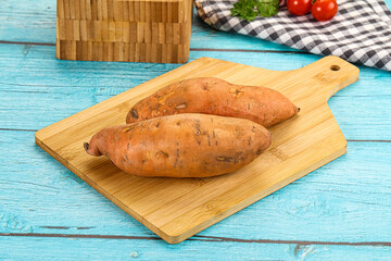 Ripe raw batat unpeeled roots