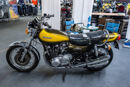 Modena, Italy : 2025 03 30 Motor Fest Expo Motorbike Classic Yellow and Black Kawasaki Z900 Motorcycle