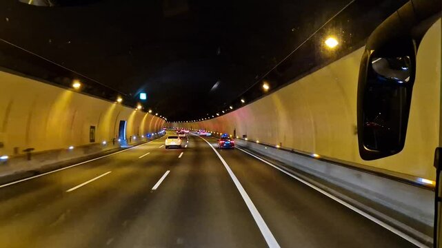 Circulacion por un tunel en autovia desde el interior de un autobus.