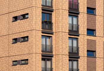 Obraz premium City view on a sunny day. Modern buildings, walls and windows. 