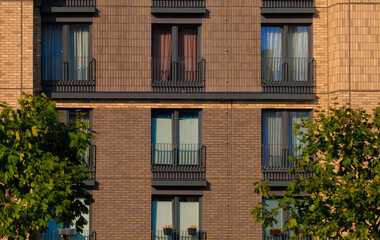 Obraz premium City view on a sunny day. Modern buildings, walls and windows. 