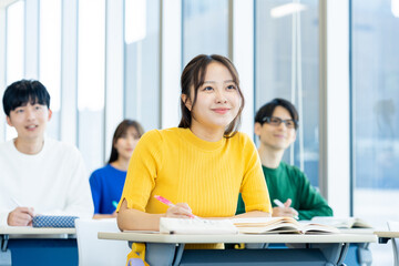 授業を受ける大学生　撮影協力：学校法人電波学園　東京電子専門学校