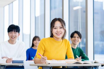 授業を受ける大学生　撮影協力：学校法人電波学園　東京電子専門学校