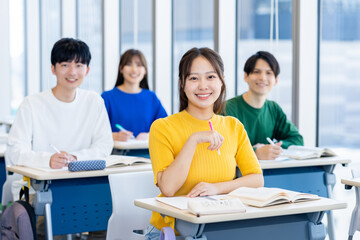 授業を受ける大学生　撮影協力：学校法人電波学園　東京電子専門学校