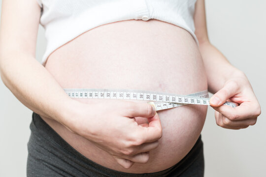 belly size during pregnancy, a woman measures her belly circumference in the ninth month of pregnancy