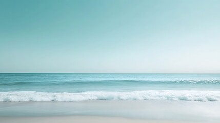 Obraz premium Serene beach scene with gentle waves and clear sky.